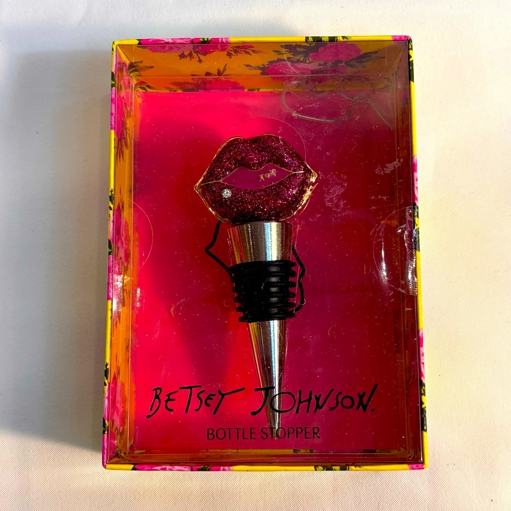 BETSEY JOHNSON Wine Stopper Lip Design With A Rhinestone NEW IN BOX